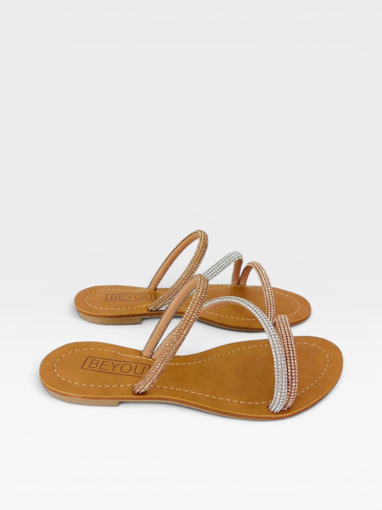 Rasteira Beyou Shoes Fortaleza nude em napa com tiras delicadas adornadas por pedrarias brilhantes