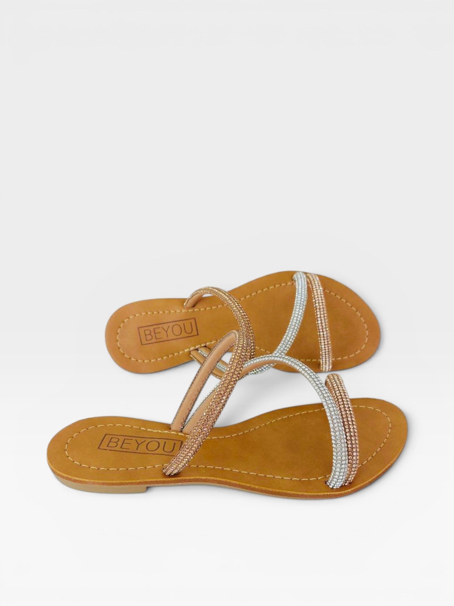 Rasteira Beyou Shoes Fortaleza nude em napa com tiras delicadas adornadas por pedrarias brilhantes