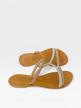 Rasteira Beyou Shoes Fortaleza nude em napa com tiras delicadas adornadas por pedrarias brilhantes