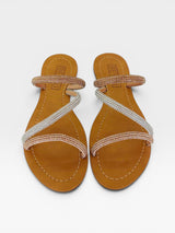 Rasteira Beyou Shoes Fortaleza nude em napa com tiras delicadas adornadas por pedrarias brilhantes
