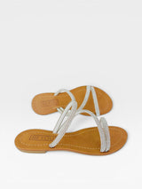 Rasteira Beyou Shoes Fortaleza prata em napa com tiras delicadas adornadas por pedrarias brilhantes