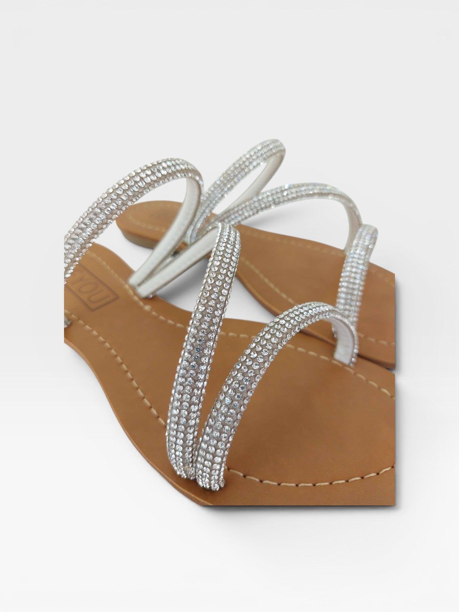 Rasteira Beyou Shoes Fortaleza prata em napa com tiras delicadas adornadas por pedrarias brilhantes