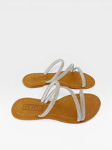 Rasteira Beyou Shoes Fortaleza prata com tiras delicadas adornadas por pedrarias brilhantes e palmilha caramelo