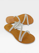 Rasteira Beyou Shoes Fortaleza prata em napa com tiras delicadas adornadas por pedrarias brilhantes