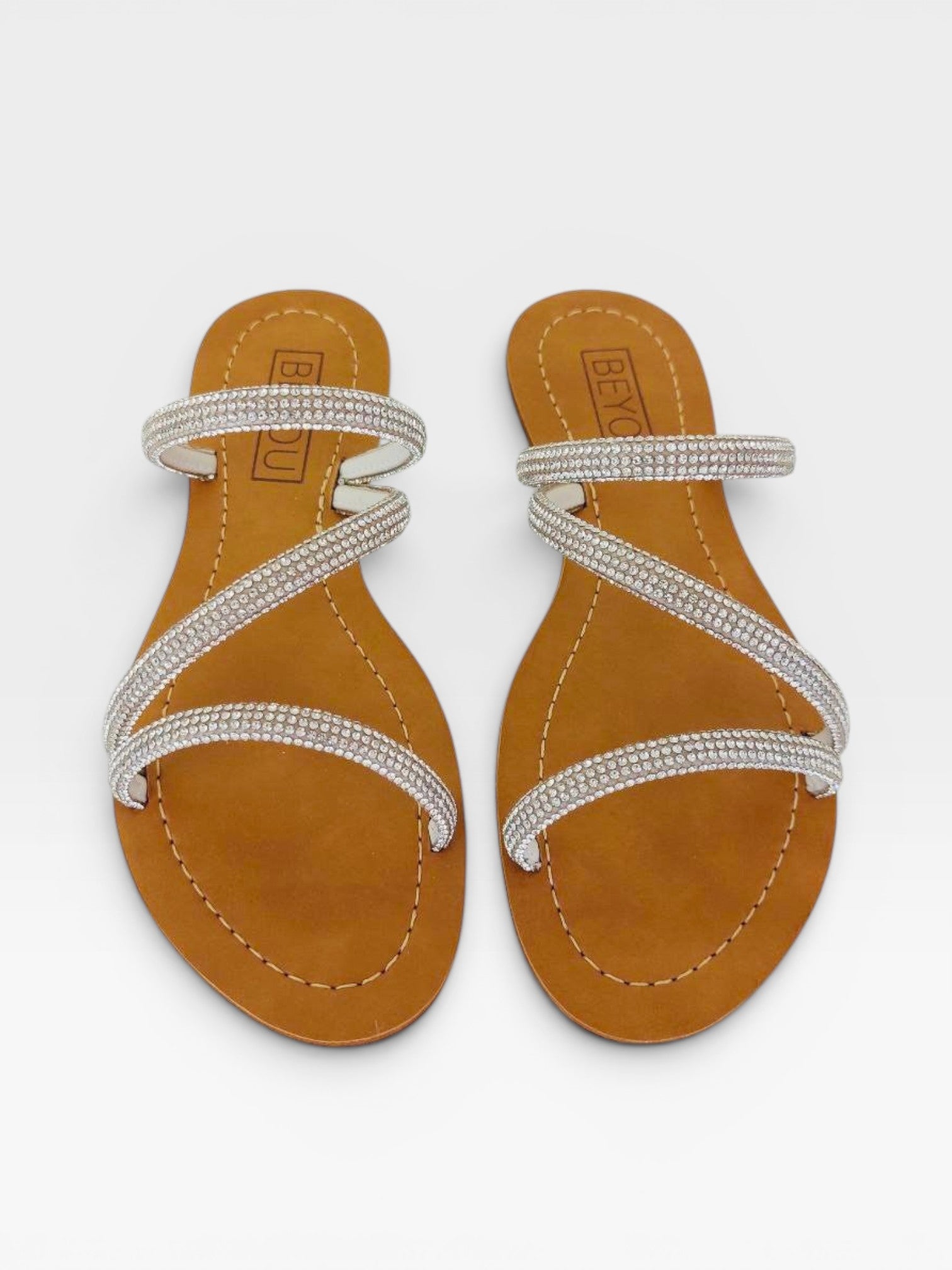 Rasteira Beyou Shoes Fortaleza prata em napa com tiras delicadas adornadas por pedrarias brilhantes