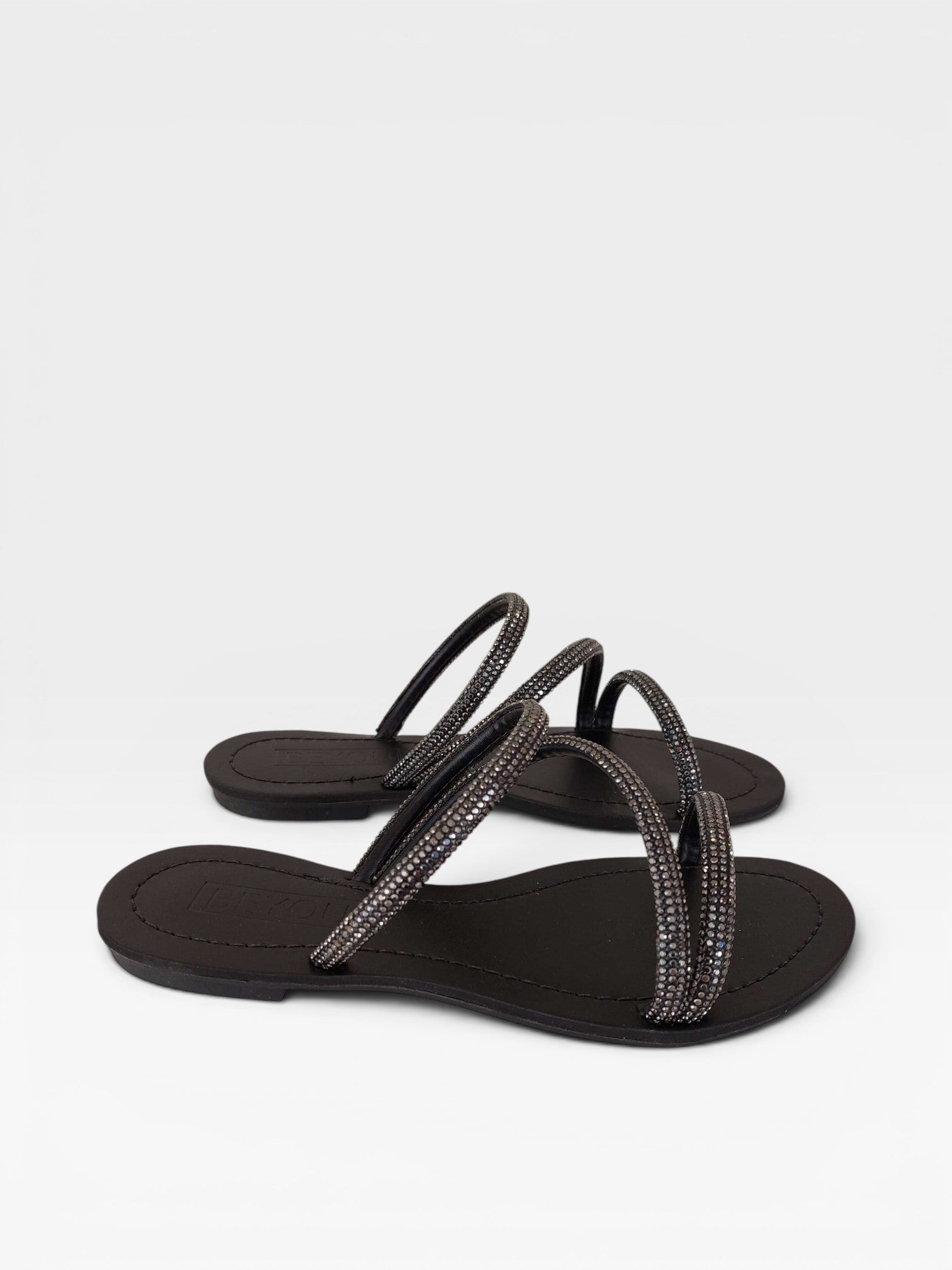 Rasteira Fortaleza Beyou Shoes preta em napa com tiras delicadas adornadas por pedrarias brilhantes