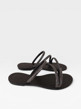 Rasteira Fortaleza Beyou Shoes preta em napa com tiras delicadas adornadas por pedrarias brilhantes
