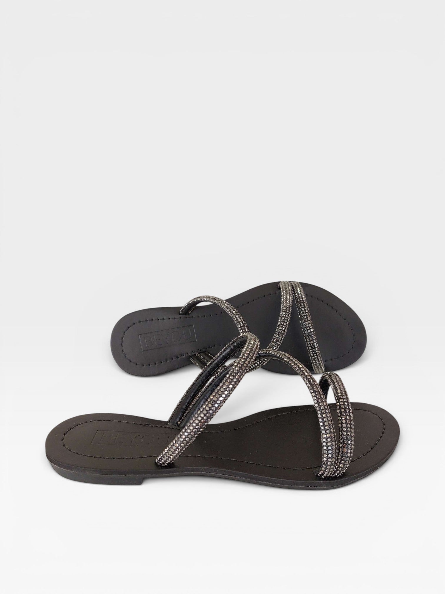 Rasteira Fortaleza preta Beyou Shoes em napa com tiras delicadas adornadas por pedrarias brilhantes
