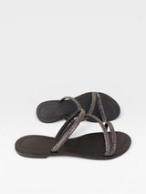Rasteira Fortaleza preta Beyou Shoes em napa com tiras delicadas adornadas por pedrarias brilhantes