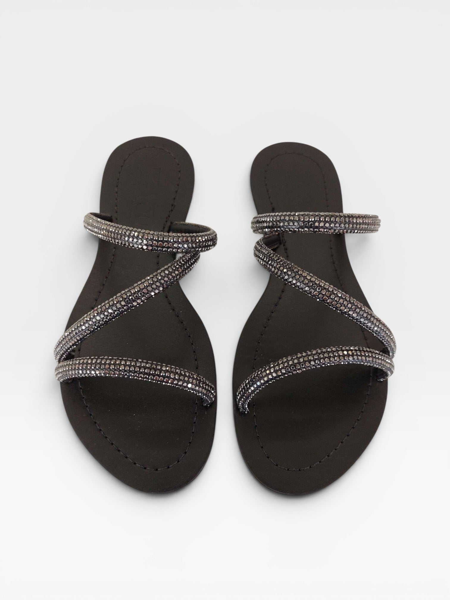 Rasteira Beyou Shoes Fortaleza preta em napa com tiras delicadas adornadas por pedrarias brilhantes