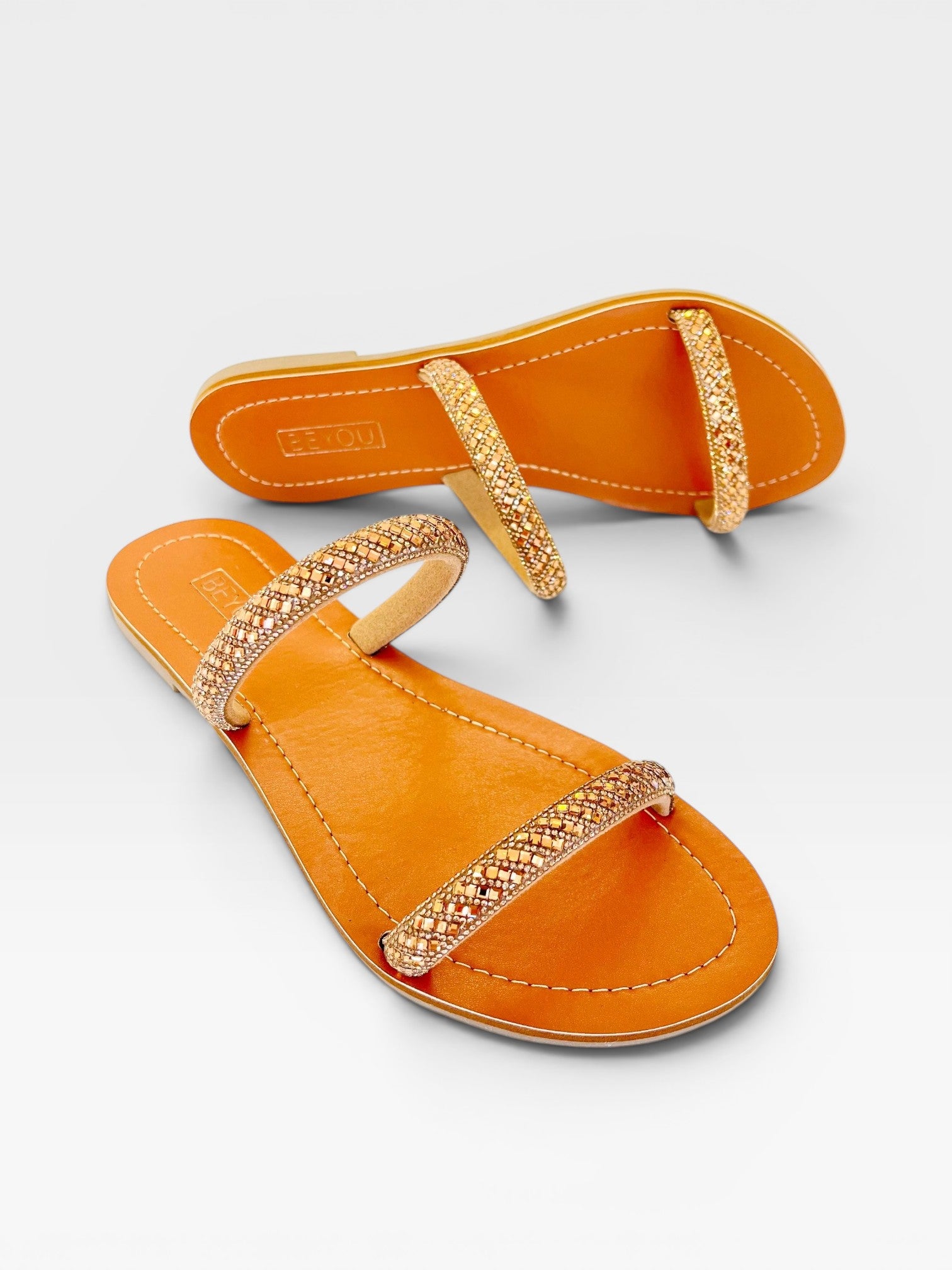 Rasteira Beyou Shoes Galícia caramelo em napa com tiras decoradas por brilhos delicados e design minimalista
