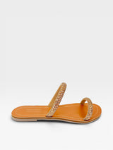 Rasteira Beyou Shoes Galícia caramelo em napa com tiras adornadas por brilhos delicados, vista lateral.