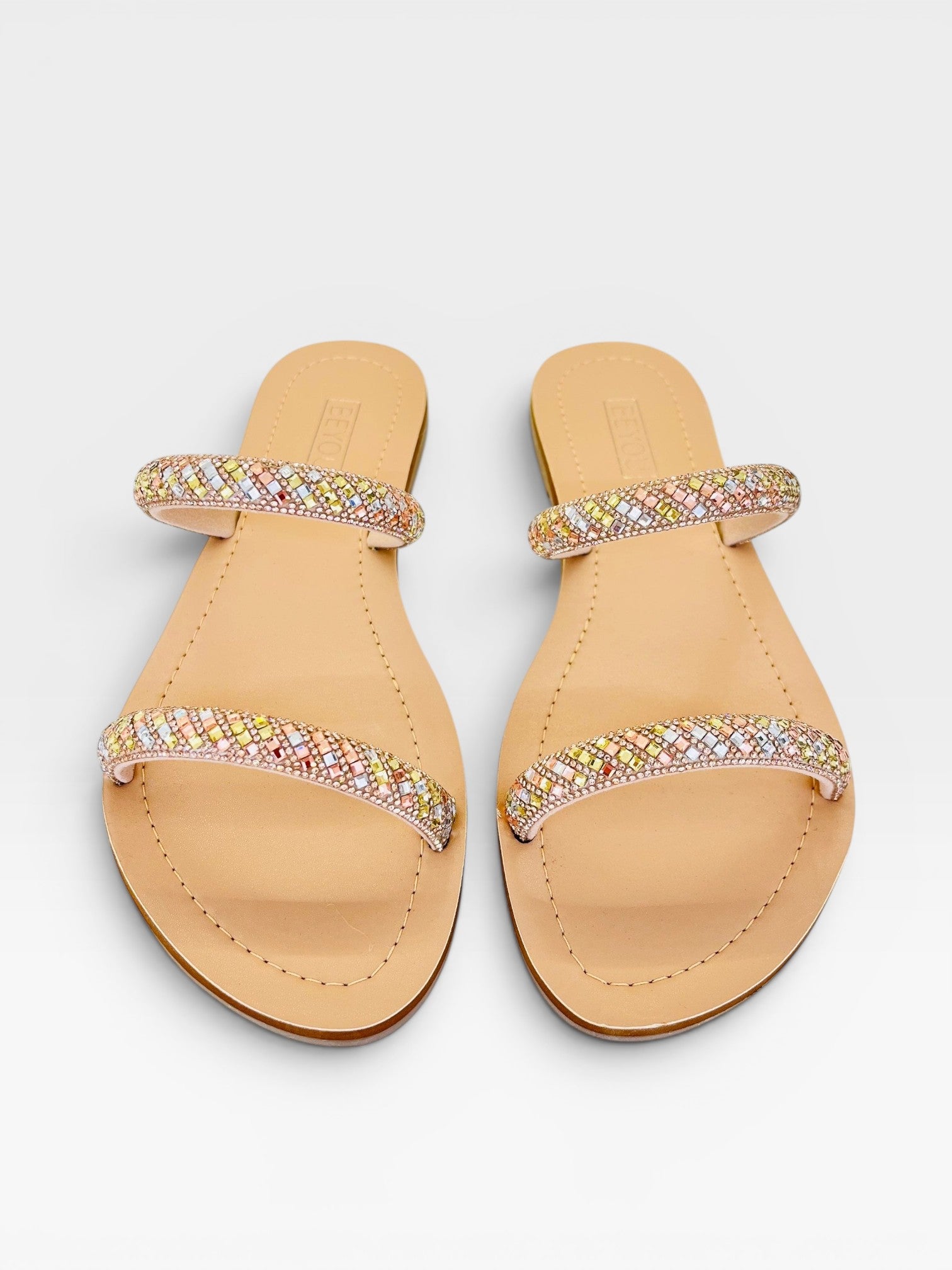 Rasteira Beyou Shoes Galícia na cor marfim, feita em napa com tiras decoradas por brilhos coloridos.
