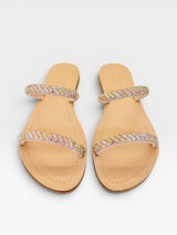 Rasteira Beyou Shoes Galícia na cor marfim, feita em napa com tiras decoradas por brilhos coloridos.