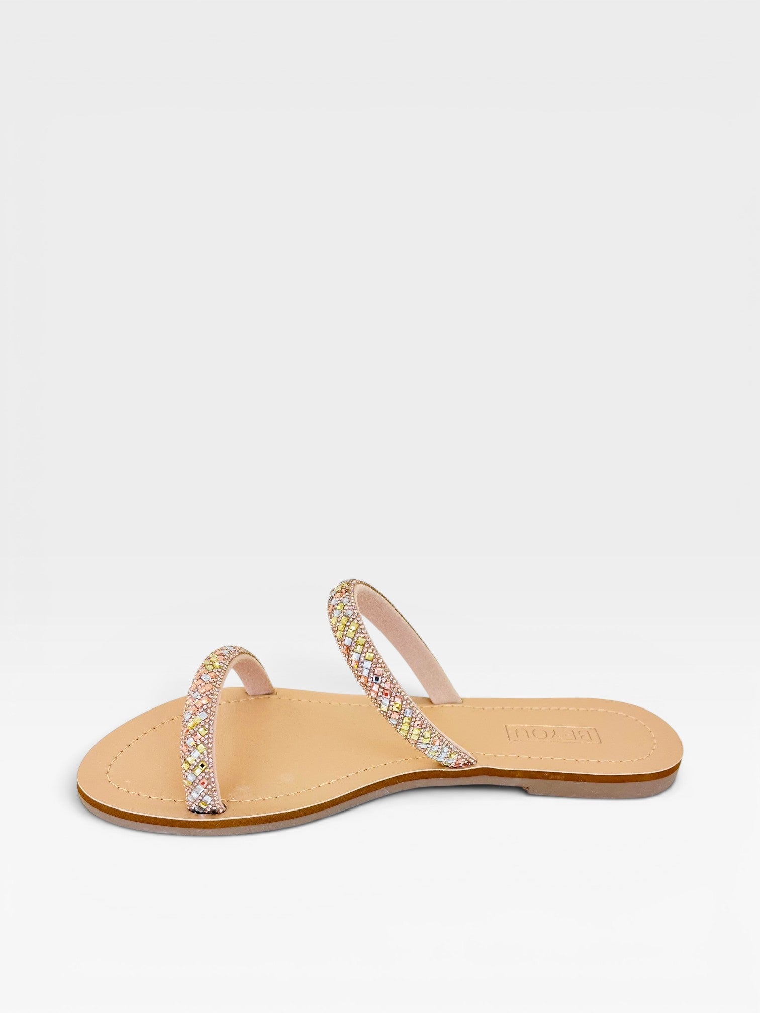 Rasteira Beyou Shoes Galícia na cor marfim, feita em napa com tiras finas adornadas por brilhos delicados.