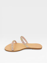 Rasteira Beyou Shoes Galícia na cor marfim, feita em napa com tiras finas adornadas por brilhos delicados.