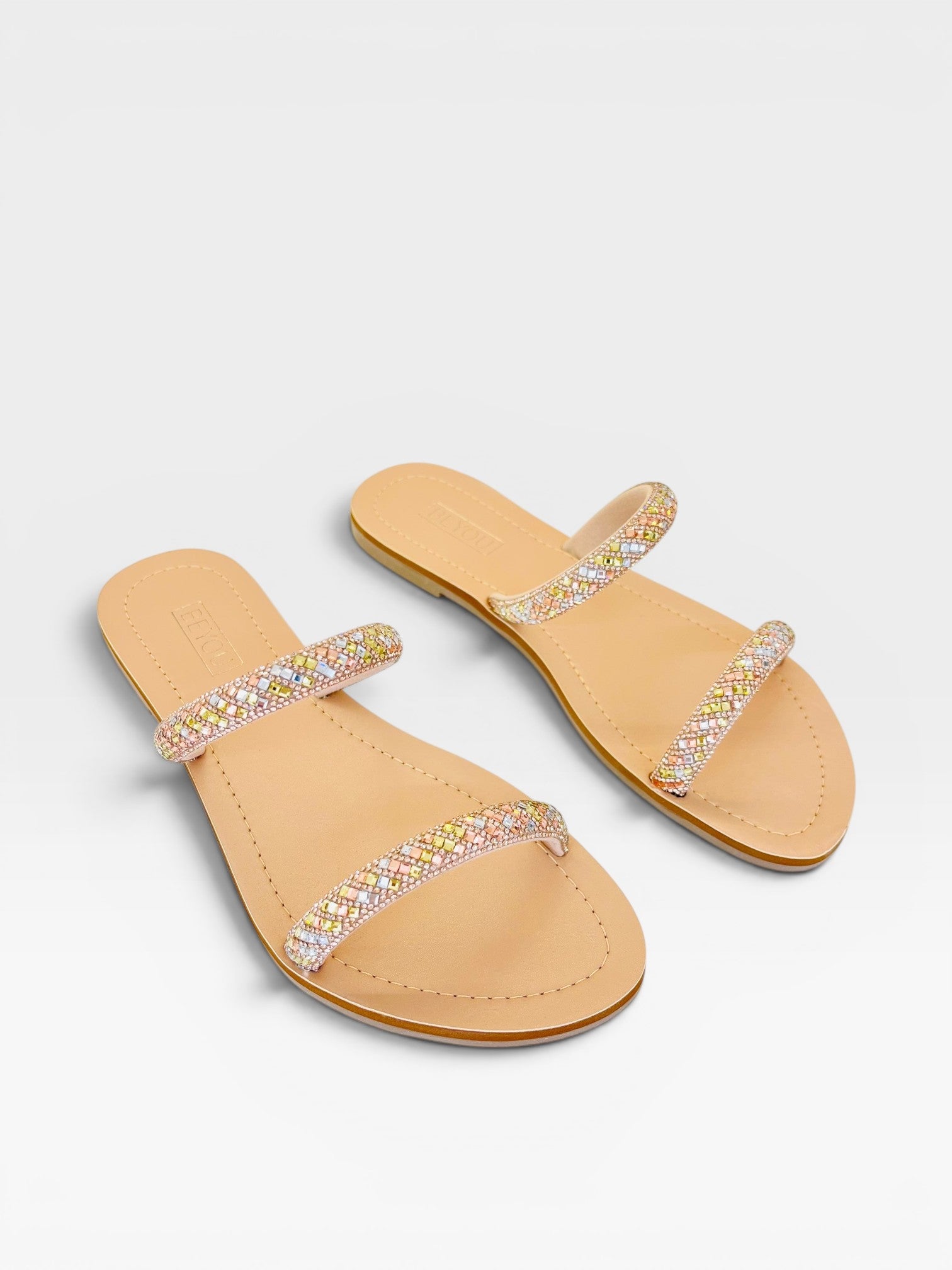 Rasteira Beyou Shoes Galícia na cor marfim em napa com tiras decoradas por brilhos delicados e design minimalista