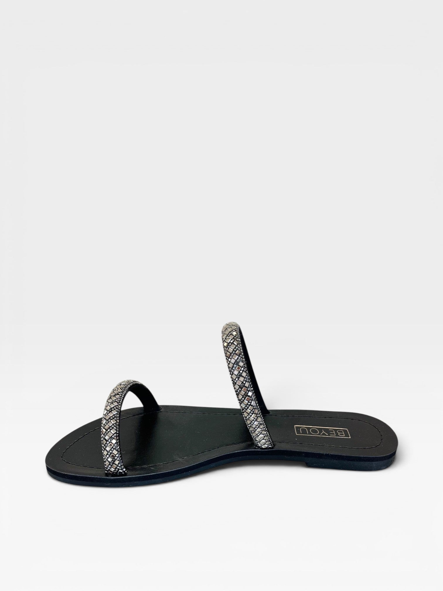 Rasteira Beyou Shoes Galícia preta em napa com tiras finas adornadas por brilhos, vista lateral.