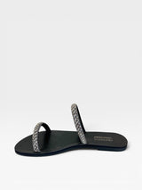 Rasteira Beyou Shoes Galícia preta em napa com tiras finas adornadas por brilhos, vista lateral.