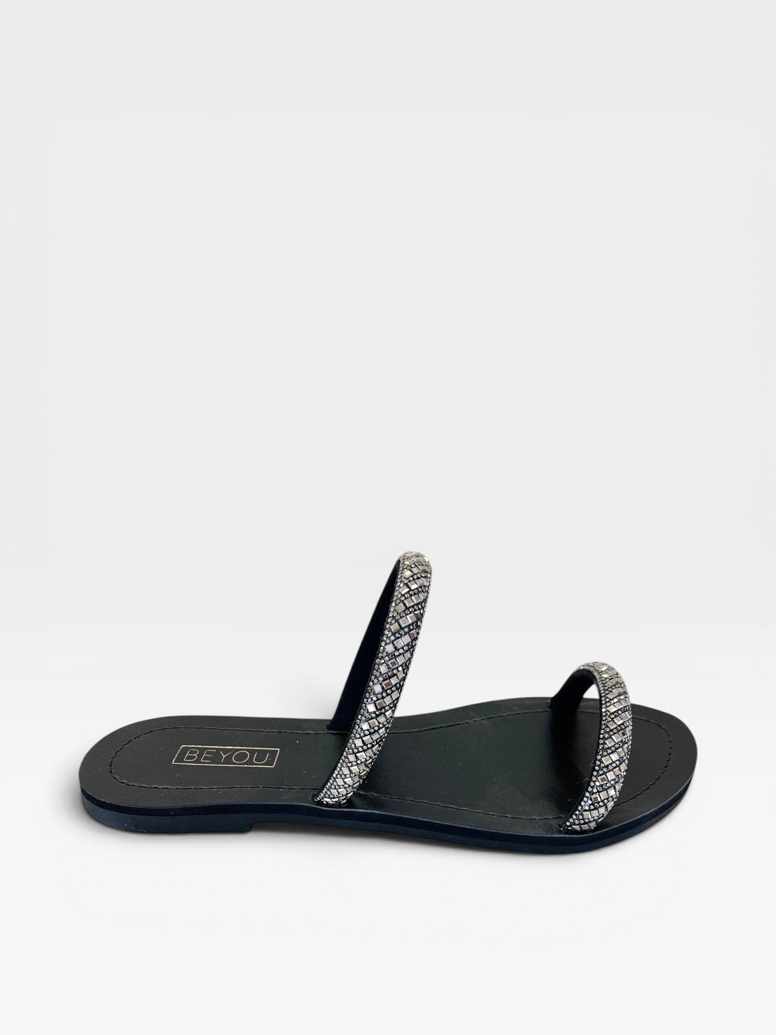 Rasteira Beyou Shoes Galícia preta em napa com tiras decoradas com brilhos, vista lateral sobre fundo branco.