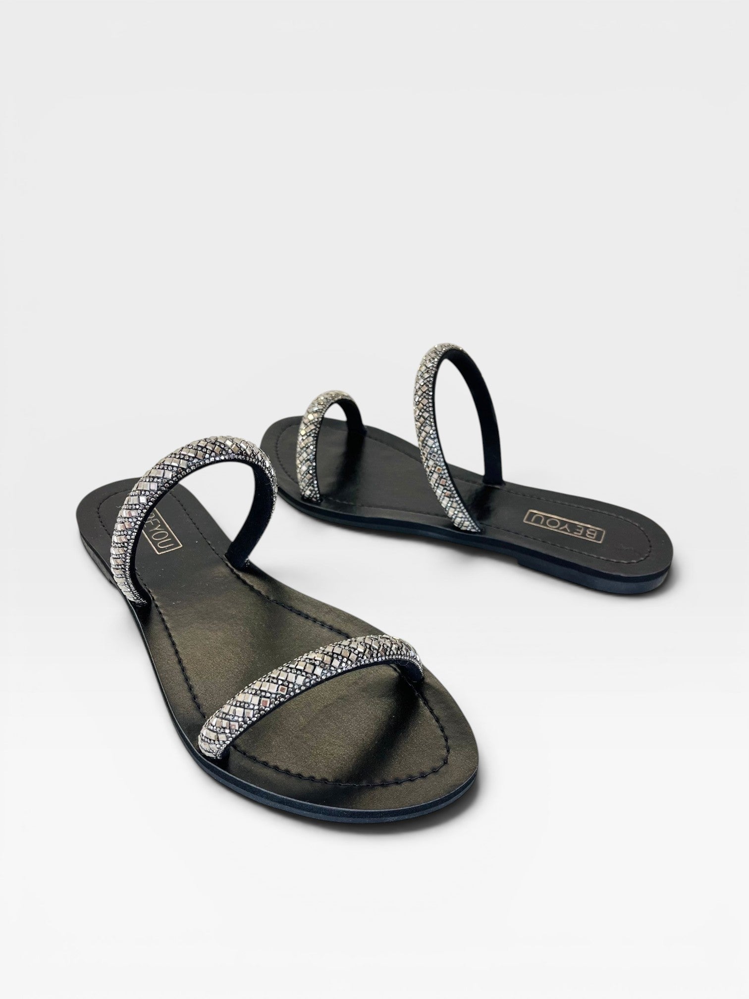 Rasteira Galícia Beyou Shoes preta em napa com tiras adornadas por brilhos, design elegante e confortável.
