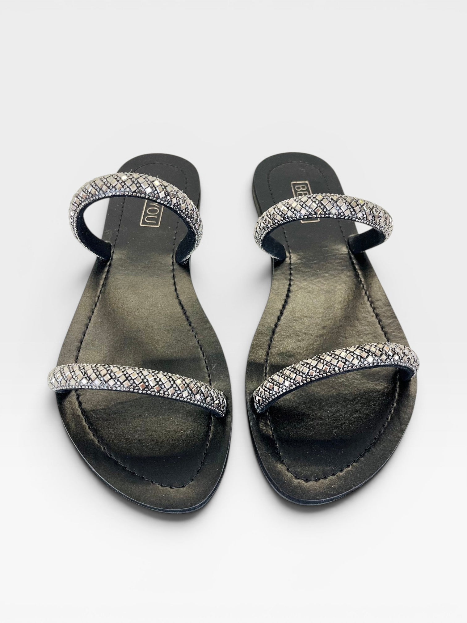 Rasteira Beyou Shoes Galícia preta em napa com tiras decoradas por brilhos, design elegante e confortável.