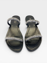 Rasteira Beyou Shoes Galícia preta em napa com tiras decoradas por brilhos, design elegante e confortável.