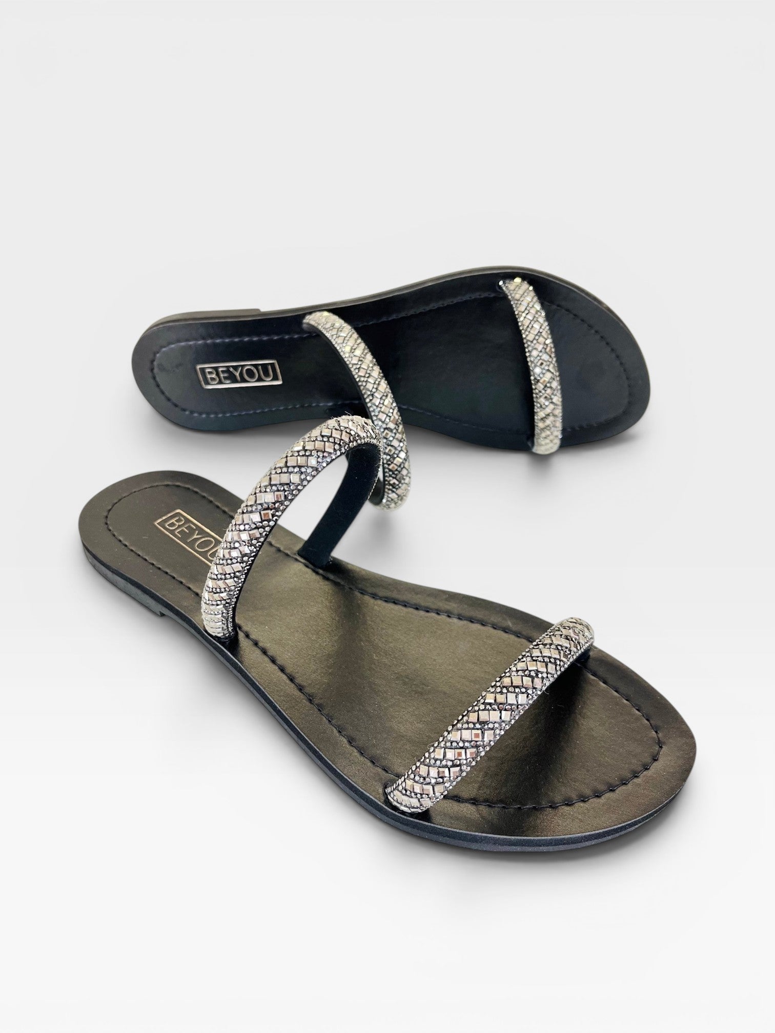 Rasteira Beyou Shoes Galícia preta em napa com tiras decoradas por brilhos, design elegante e confortável.