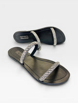 Rasteira Beyou Shoes Galícia preta em napa com tiras decoradas por brilhos, design elegante e confortável.