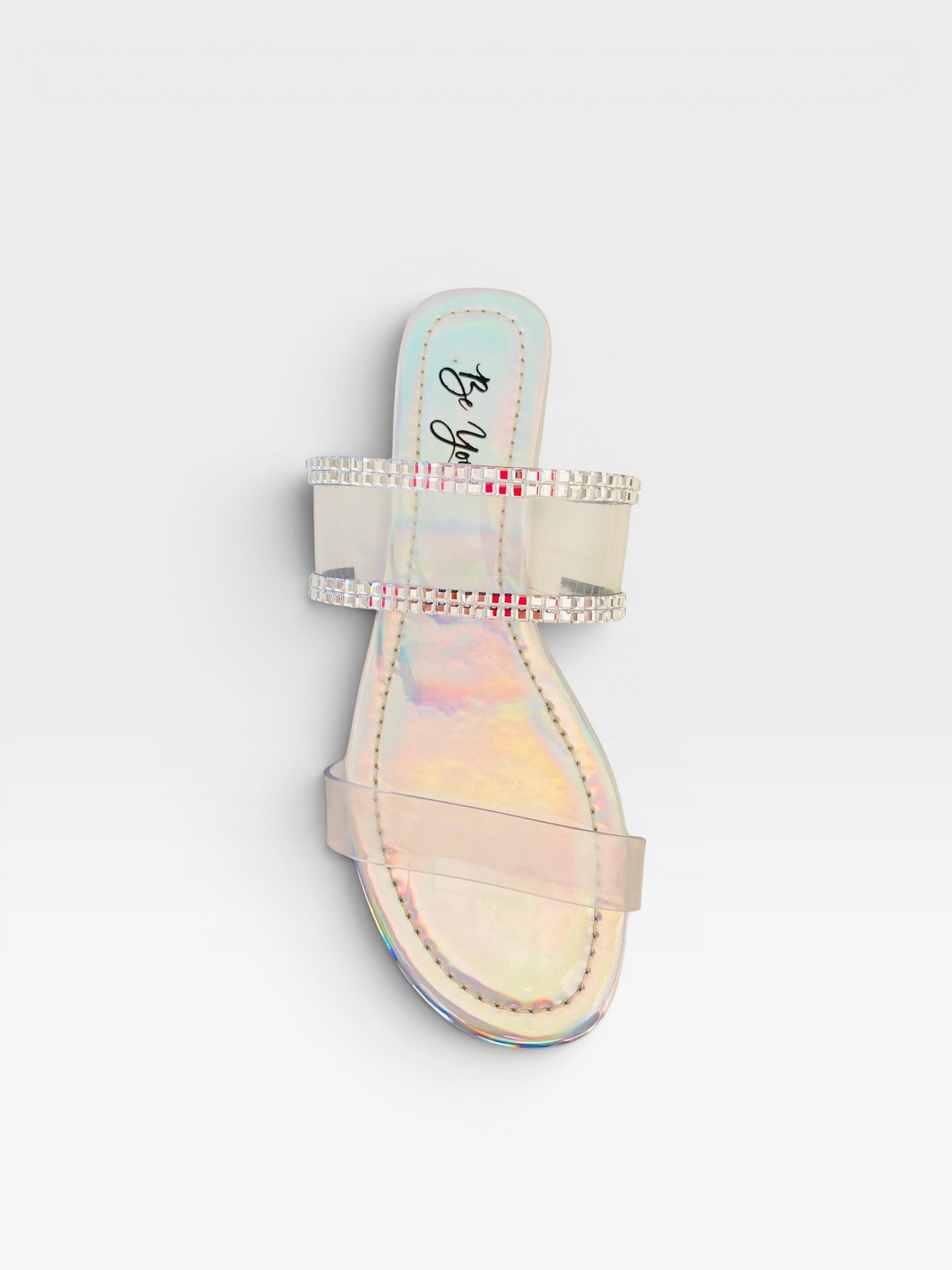 Rasteira Beyou Shoes Genebra holográfica com tiras transparentes de vinil e detalhes em brilho prateado
