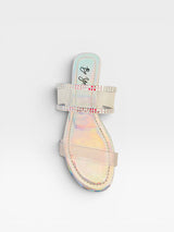 Rasteira Beyou Shoes Genebra holográfica com tiras transparentes de vinil e detalhes em brilho prateado