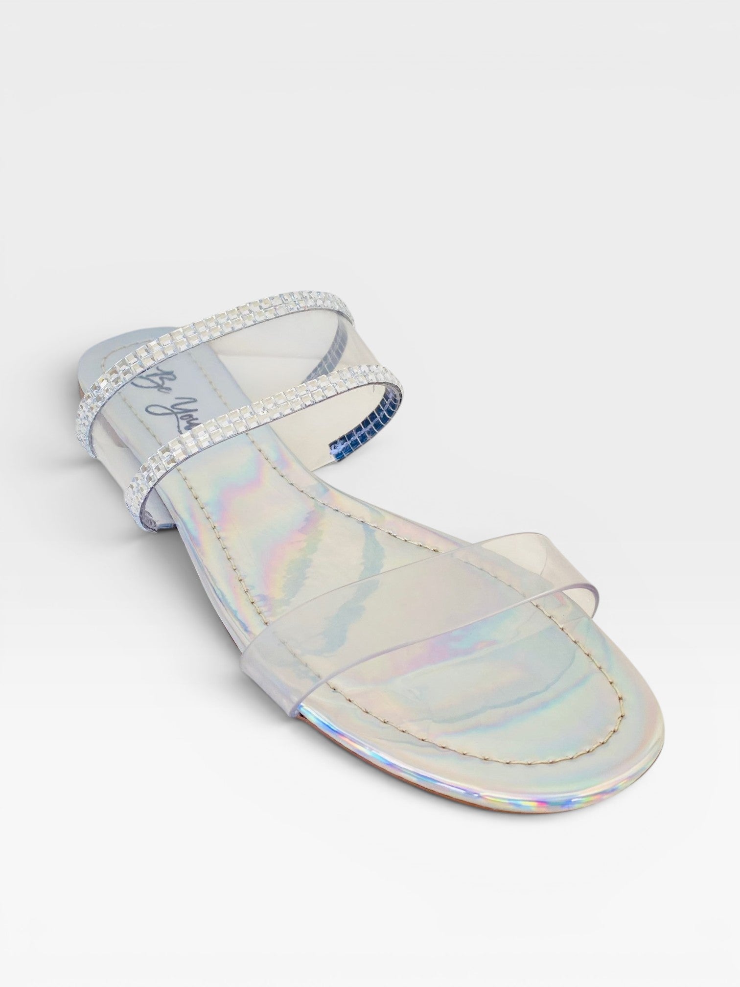 Rasteira Beyou Shoes Genebra prata holográfica com tiras de vinil transparente e detalhes em brilho