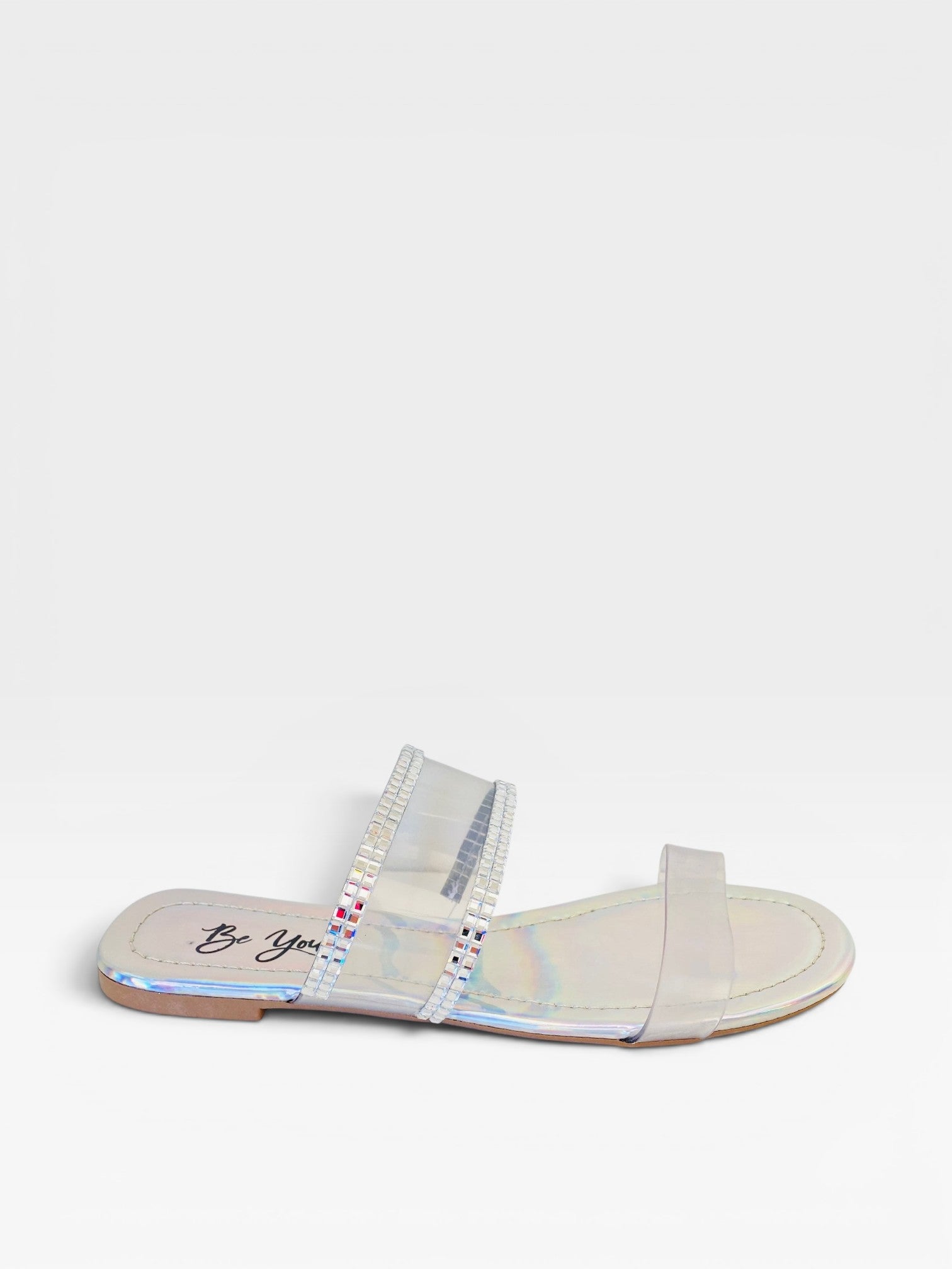 Rasteira Beyou Shoes Genebra prata holográfica com tiras de vinil transparente e detalhes em brilho