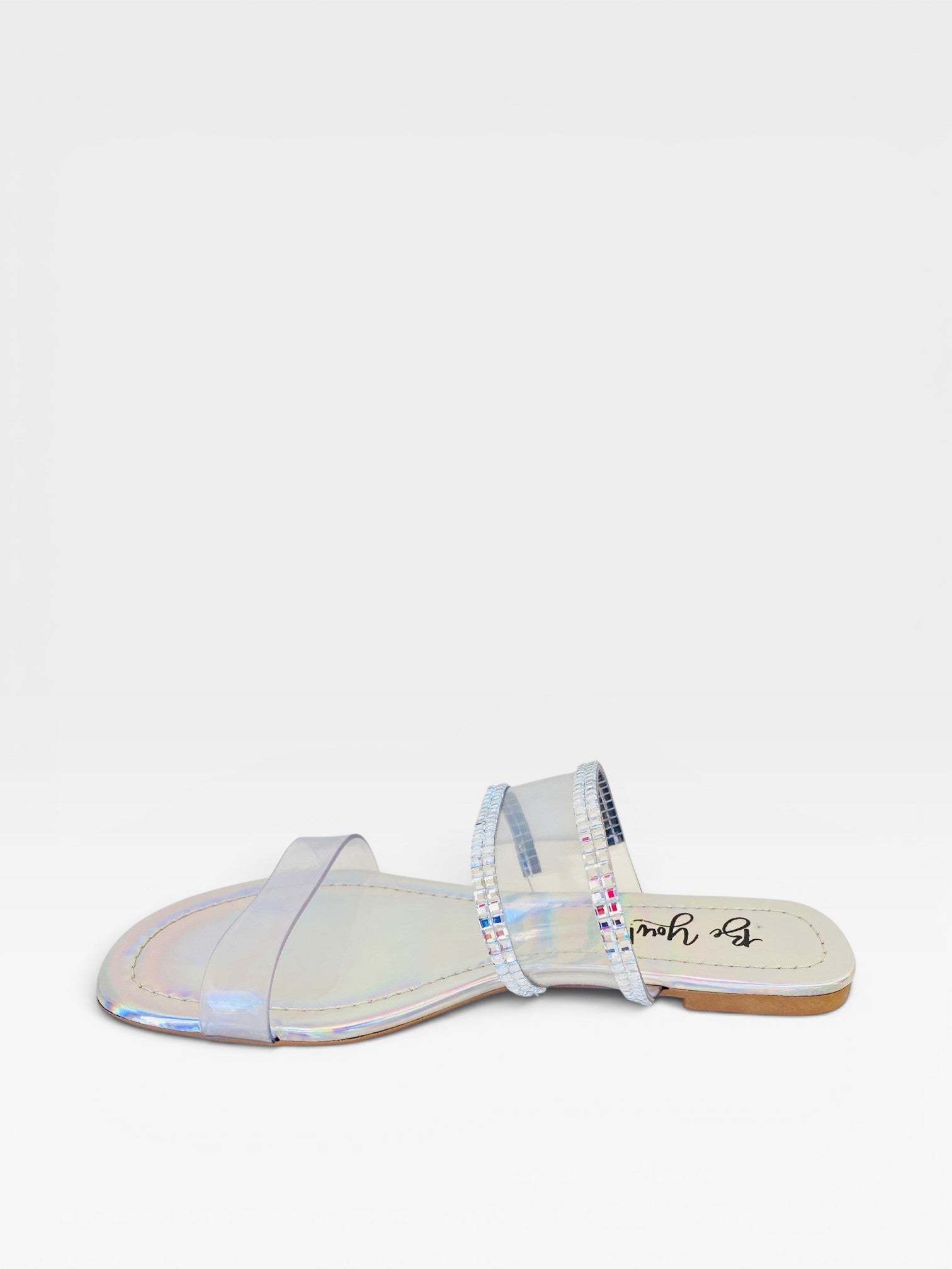 Rasteira Beyou Shoes Genebra prata holográfica com tiras de vinil transparente e detalhes em brilho