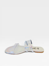 Rasteira Beyou Shoes Genebra prata holográfica com tiras de vinil transparente e detalhes em brilho