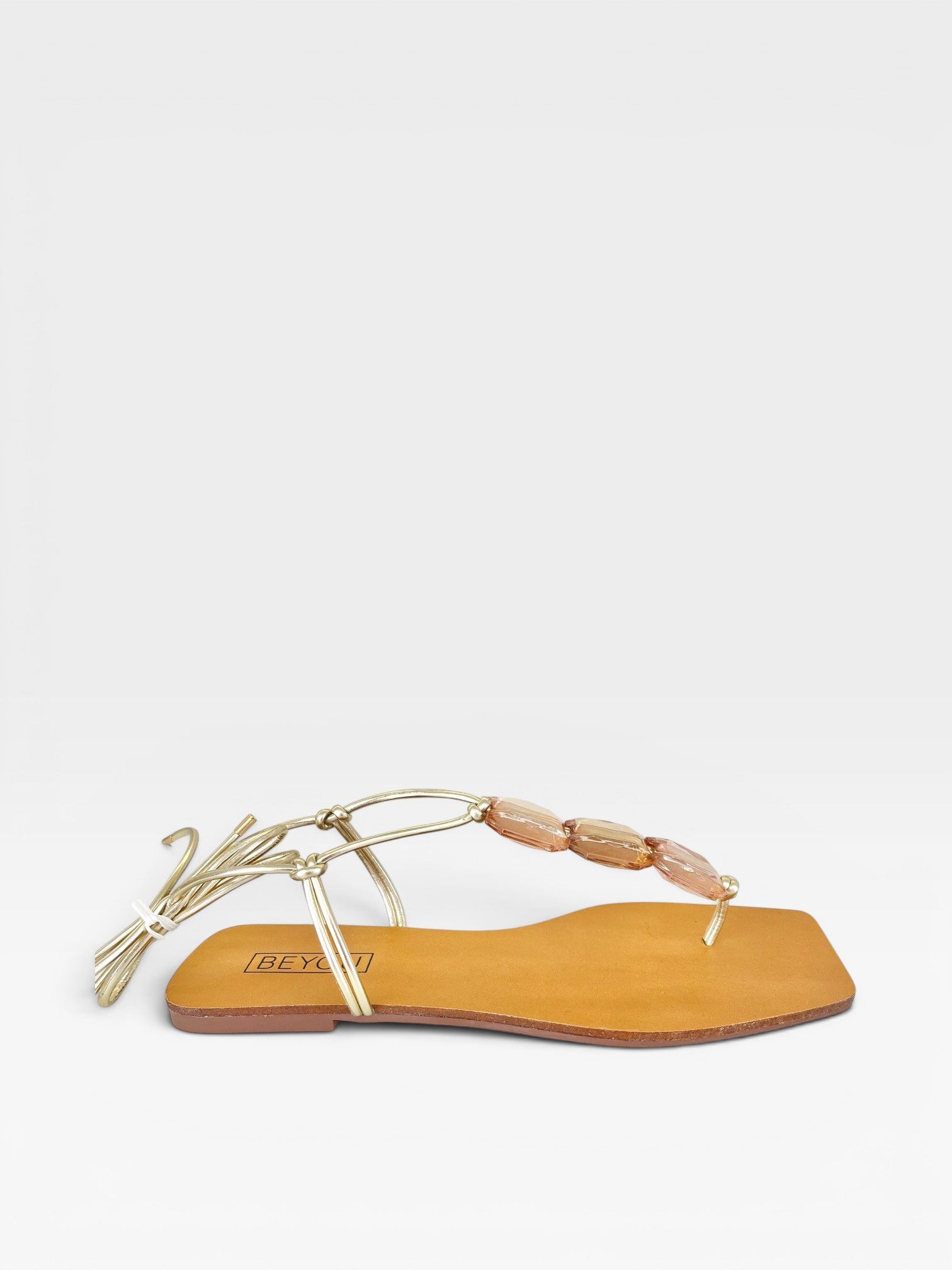 Rasteira Ipanema Beyou Shoes caramelo em napa com tiras douradas e pedrarias delicadas para amarração