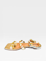 Rasteira Beyou Shoes Las Vegas ouro light com tiras de vinil transparente e aplicações de tachas douradas