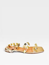 Rasteira Beyou Shoes Las Vegas ouro light com tiras de vinil transparente e aplicações de tachas douradas