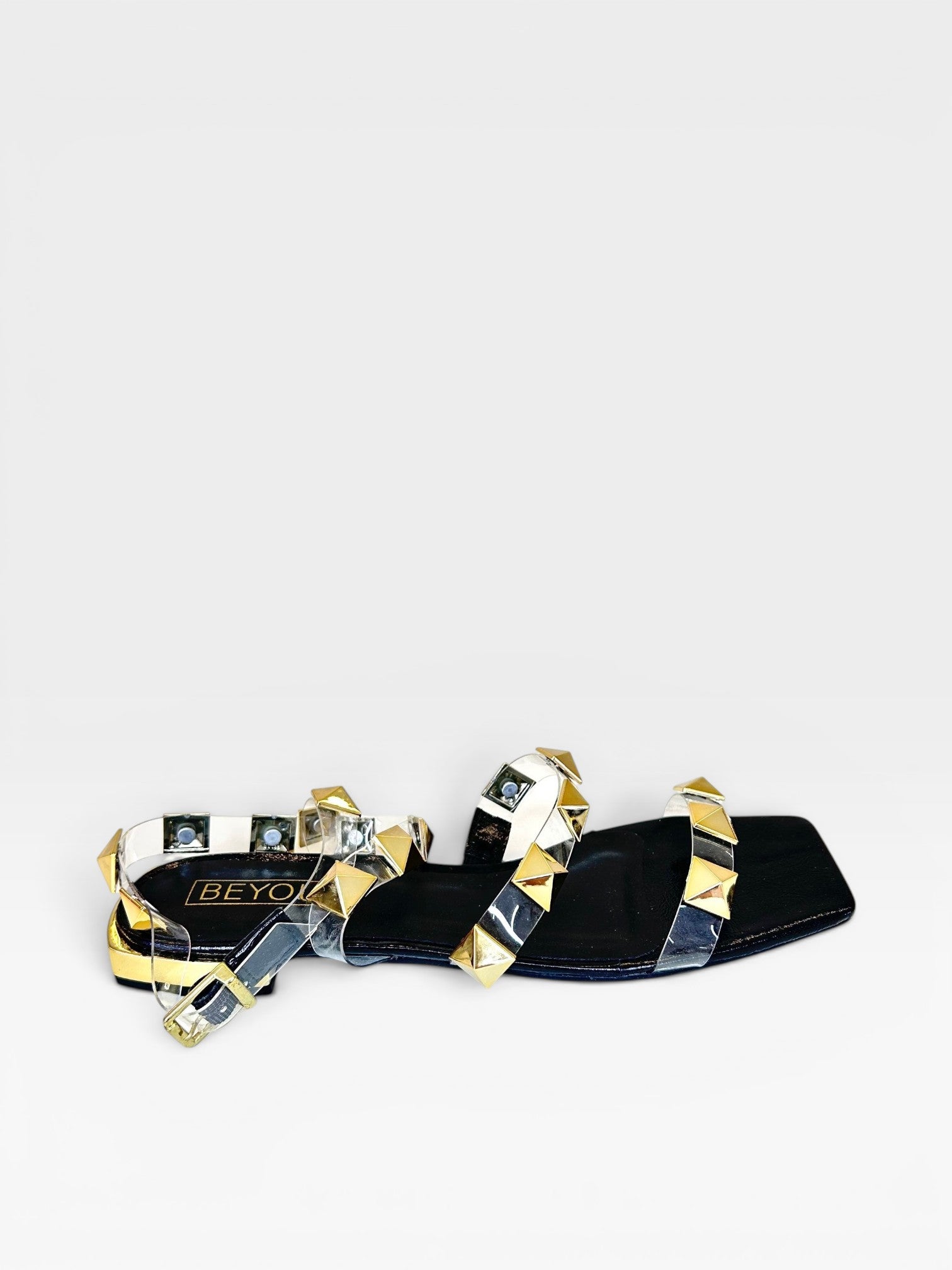 Rasteira Beyou Shoes Las Vegas preta com tiras de vinil transparente e aplicações de tachas douradas
