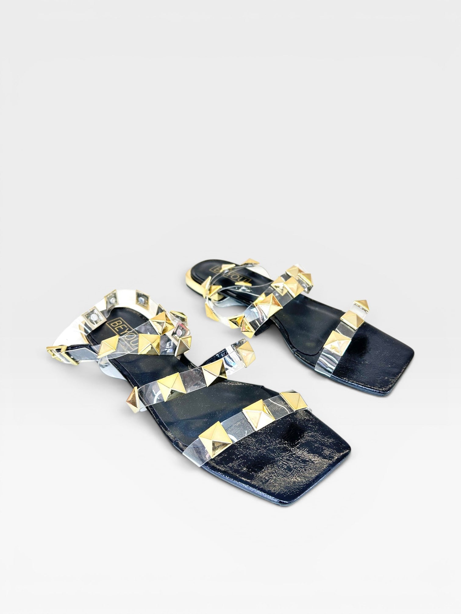 Rasteira Beyou Shoes Las Vegas preta com tiras de vinil transparente e aplicações de tachas douradas