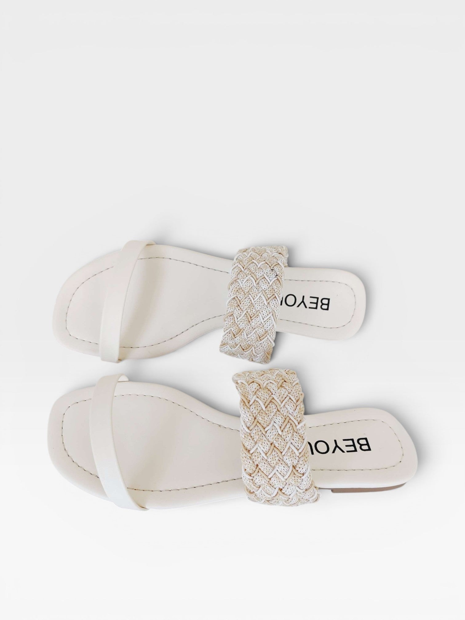 Rasteira Beyou Shoes Maceió off white com tiras finas e detalhe tramado em tecido, design elegante e confortável.