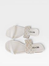 Rasteira Beyou Shoes Maceió off white com tiras finas e detalhe tramado em tecido, design elegante e confortável.