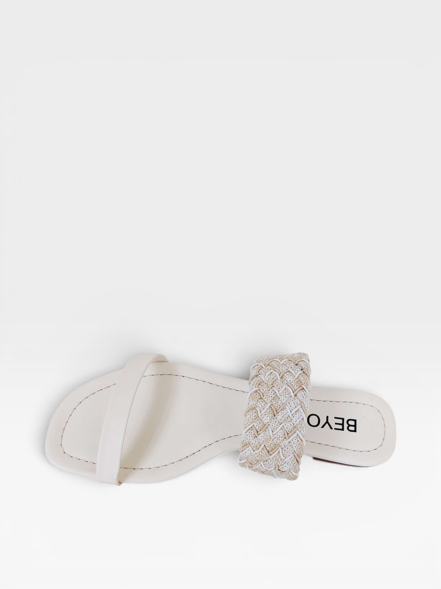 Rasteira Maceió Beyou Shoes off white com tira frontal lisa e tira tramada texturizada em napa e tecido
