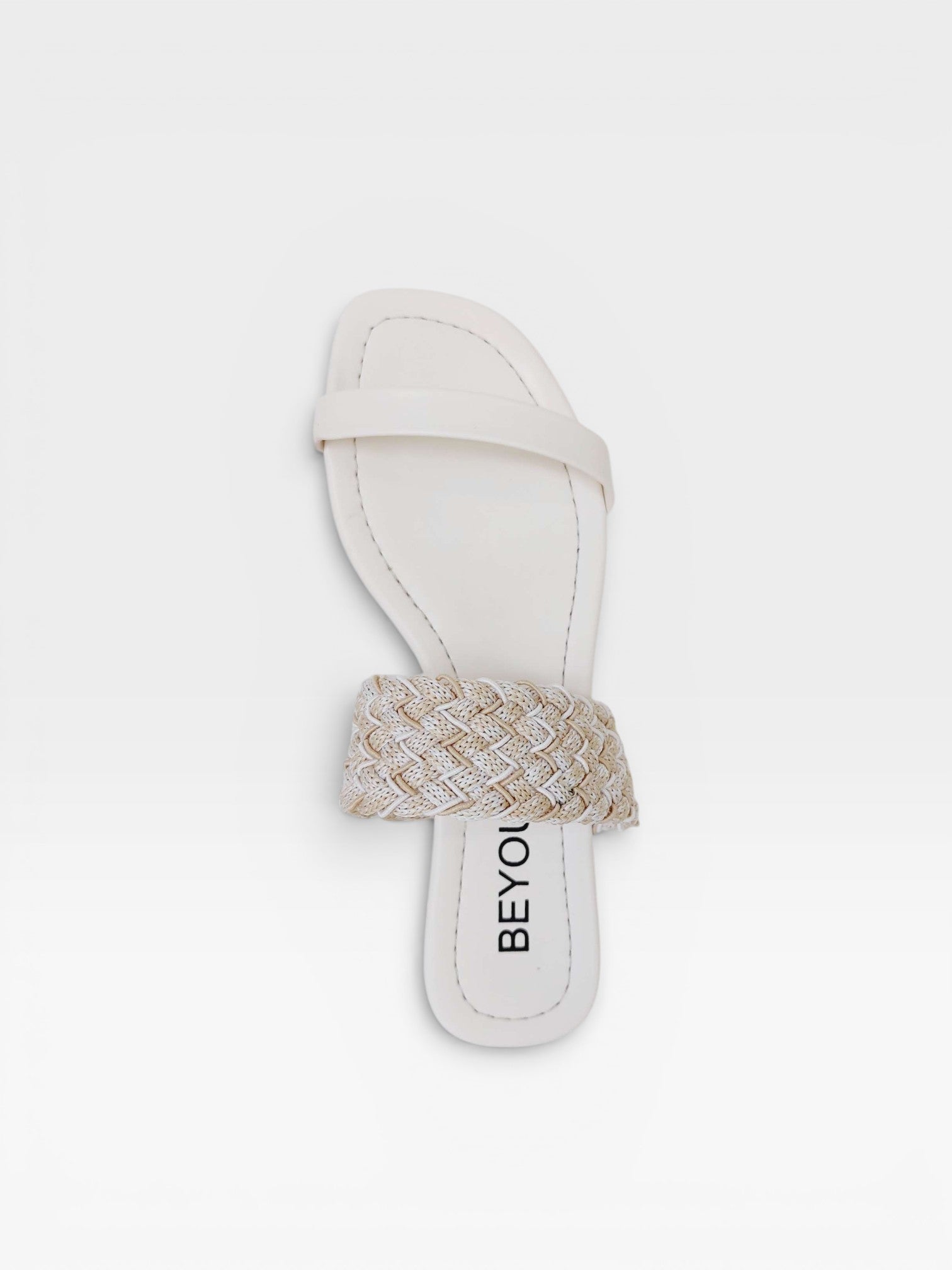 Rasteira Beyou Shoes Maceió off white em napa e tecido com tira frontal tramada e design elegante