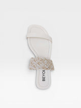 Rasteira Beyou Shoes Maceió off white em napa e tecido com tira frontal tramada e design elegante