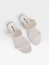 Rasteira Maceió Beyou Shoes off white com tira frontal tramada e design minimalista em napa e tecido