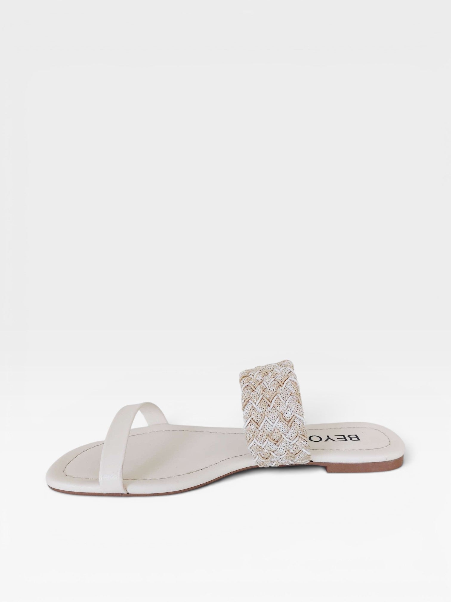 Rasteira Maceió Beyou Shoes off white com tira frontal fina e tira central tramada em tecido e napa