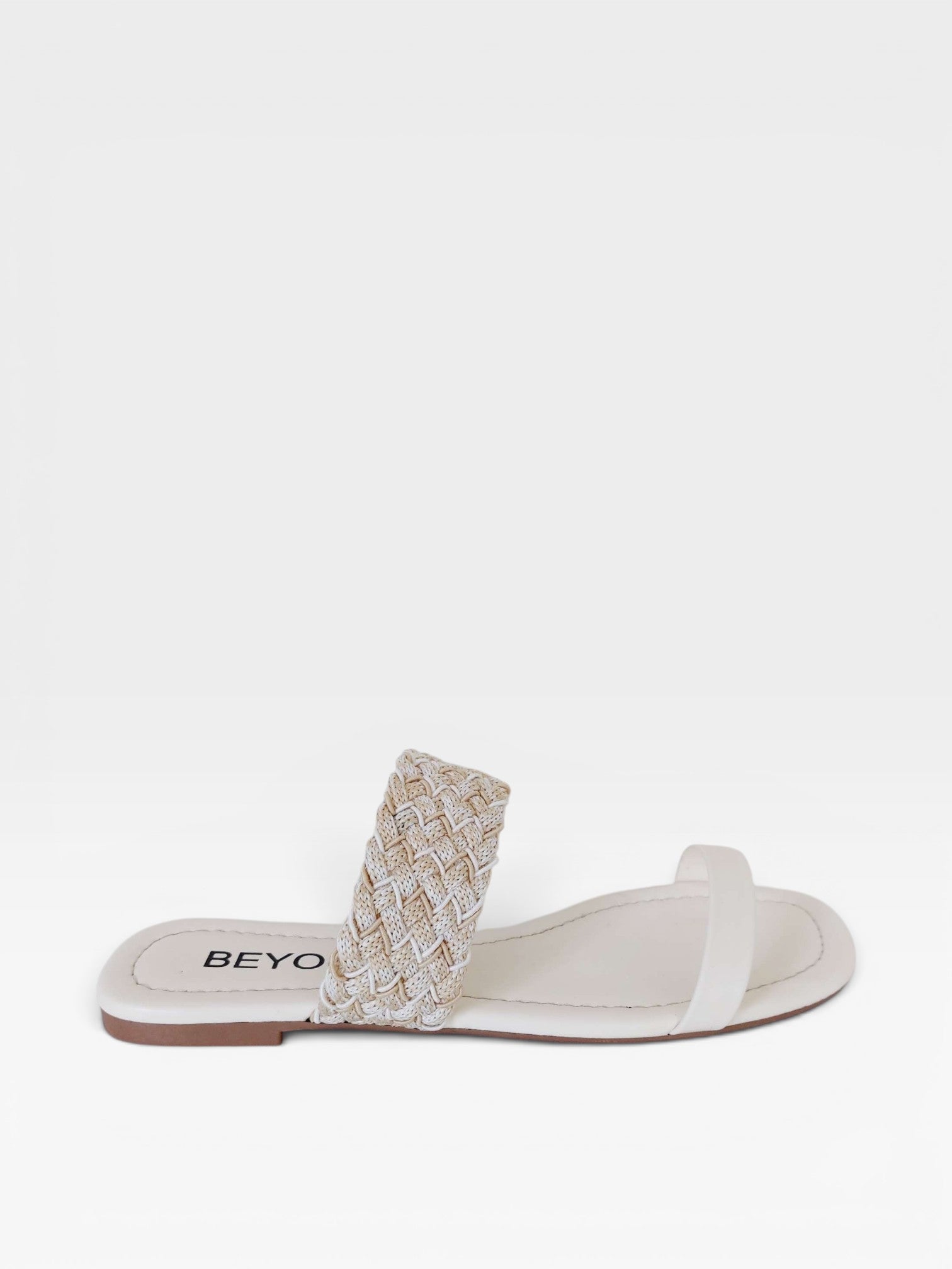 Rasteira Maceió Beyou Shoes off white com tira frontal tramada em tecido e napa, design elegante e confortável.