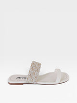 Rasteira Maceió Beyou Shoes off white com tira frontal tramada em tecido e napa, design elegante e confortável.