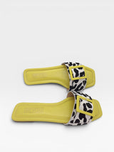 Rasteira Beyou Shoes Madagascar com estampa animal print, fivela amarela limão e palmilha em napa e couro.